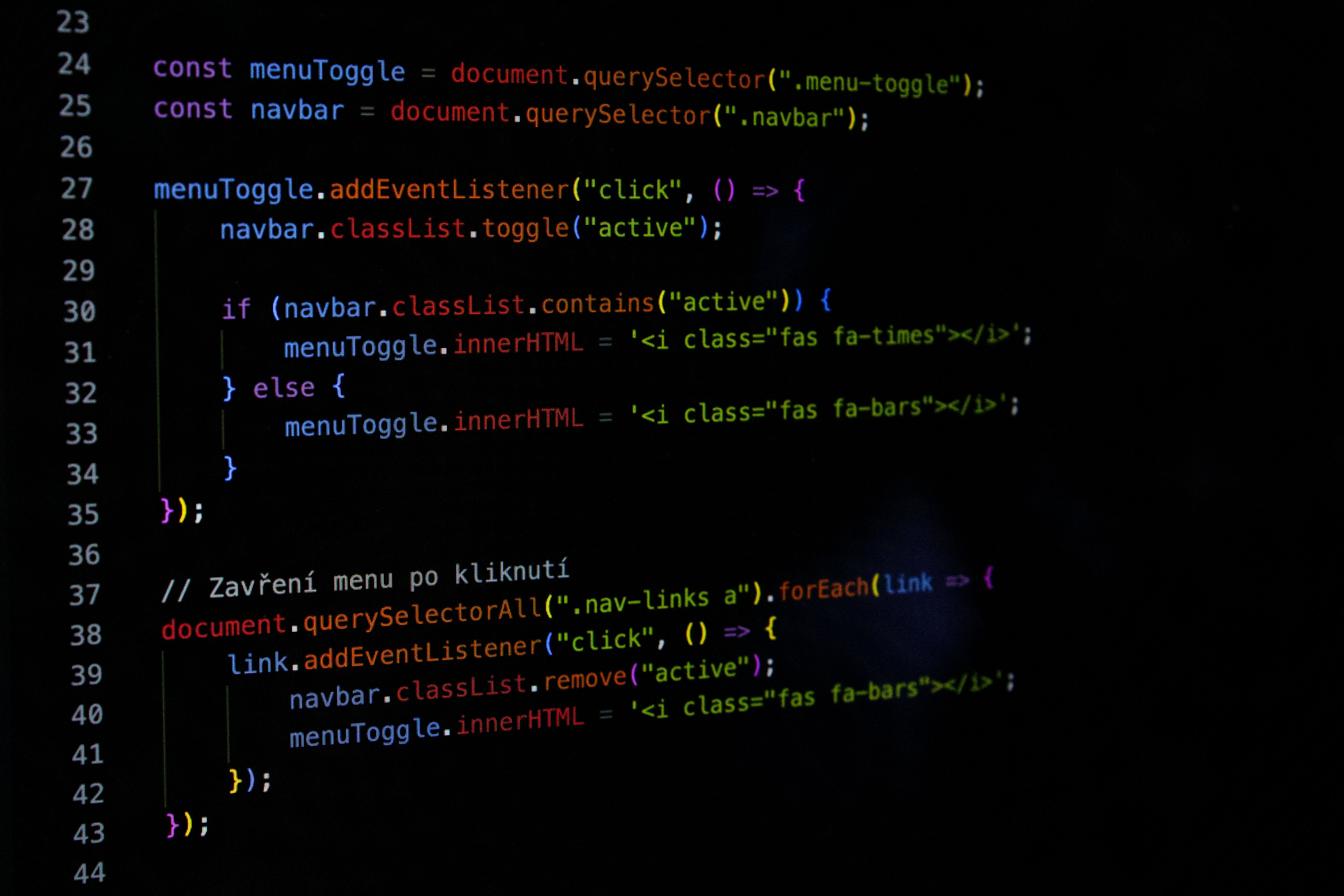 免费 电脑屏幕上 JavaScript 代码的特写镜头，展示了网页开发编程。 素材图片