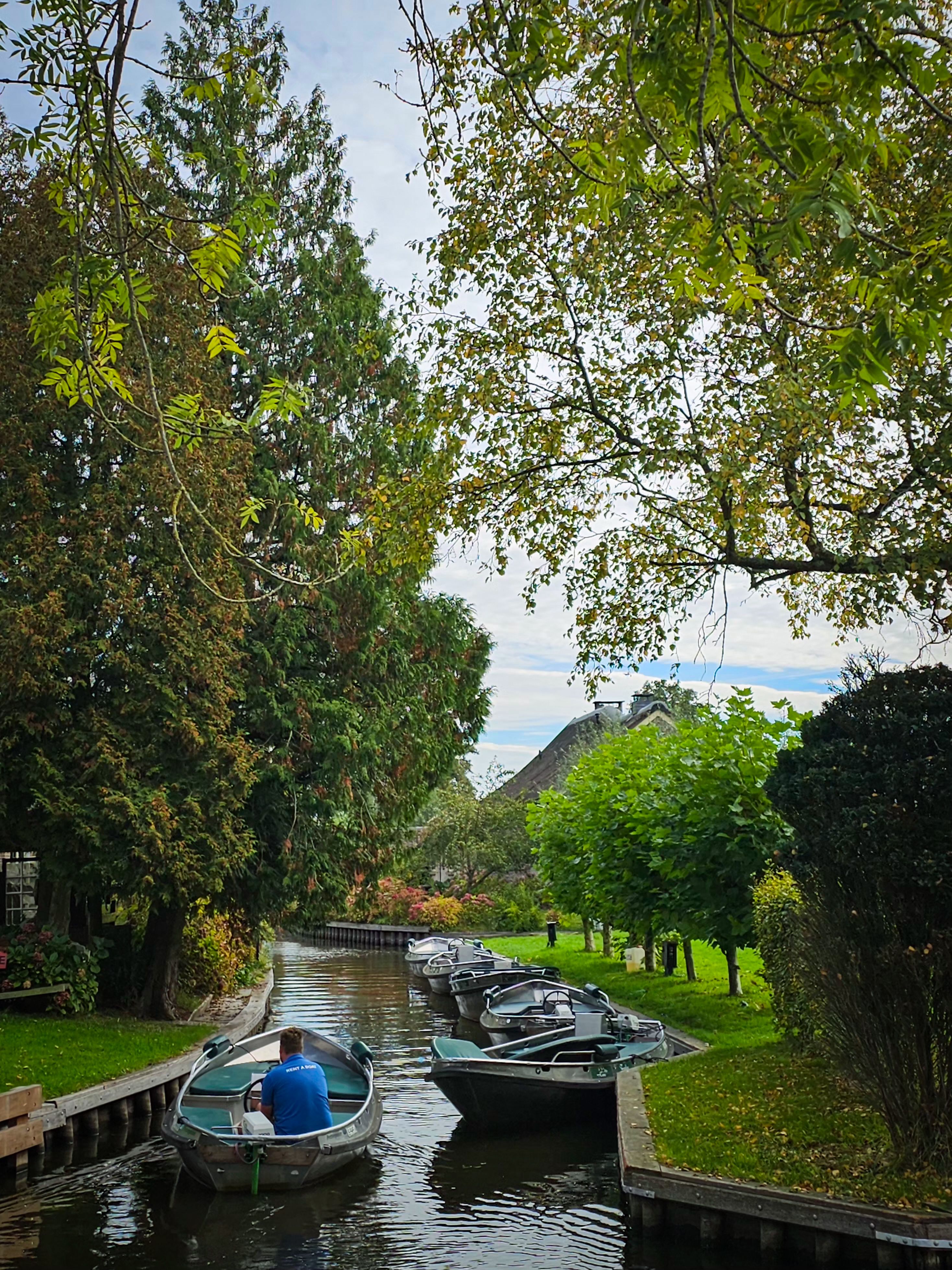 Renting a sloop on Giethoorn for half a day