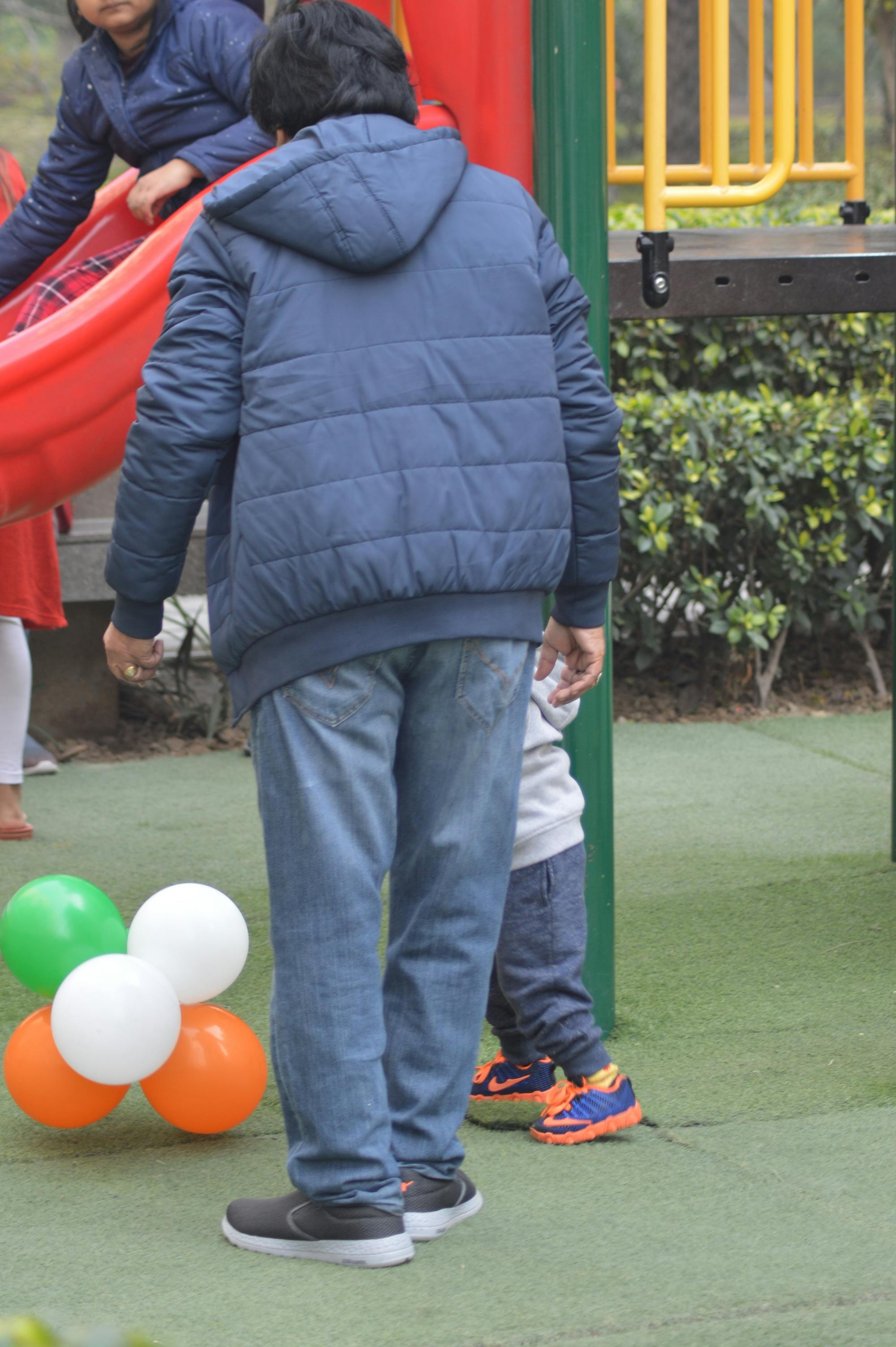 亚洲街头美食摊位，展示各种当地小吃