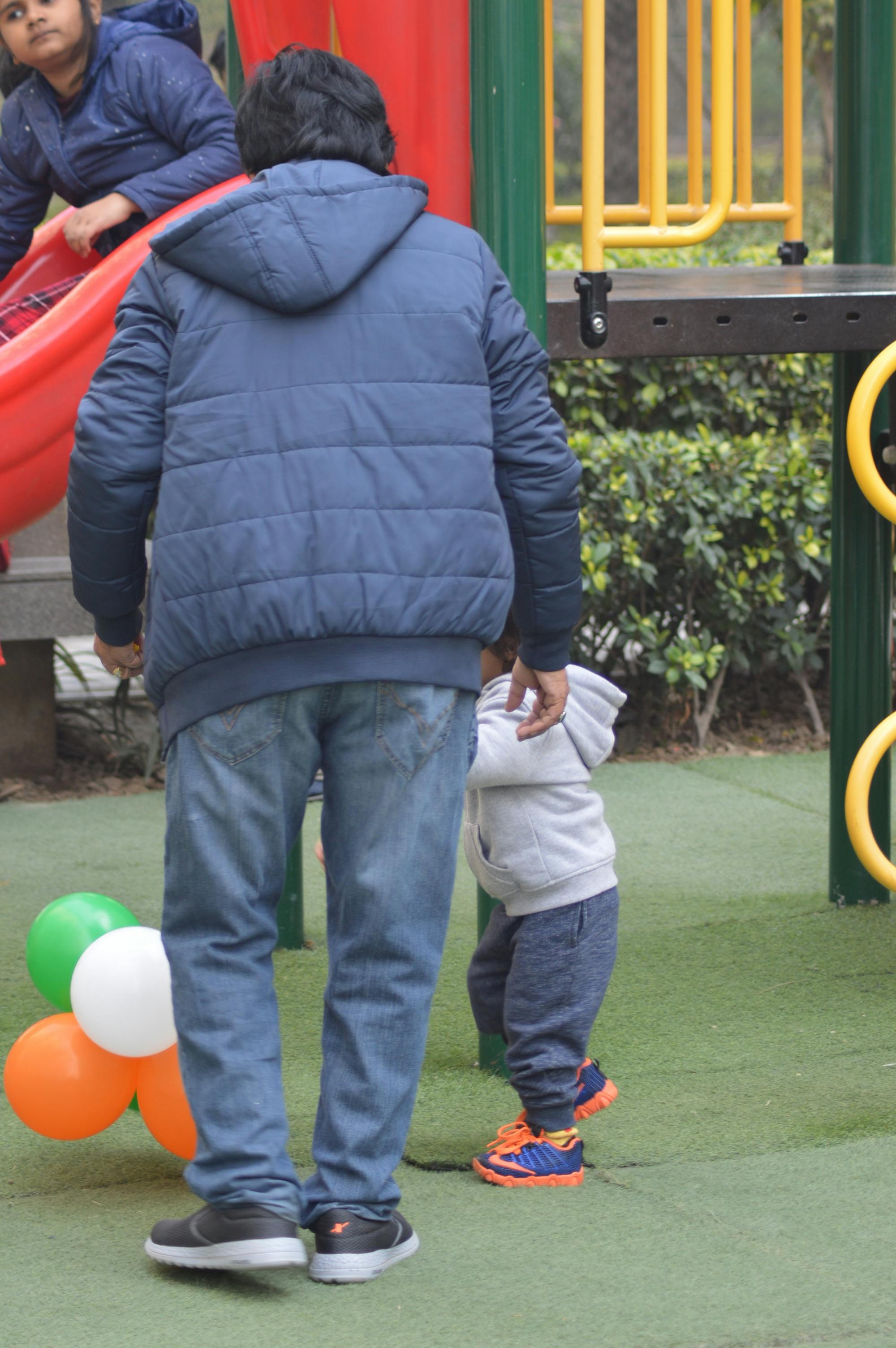 Pessoas comendo comida de rua em um mercado asiático, representando a viagem gastronômica.