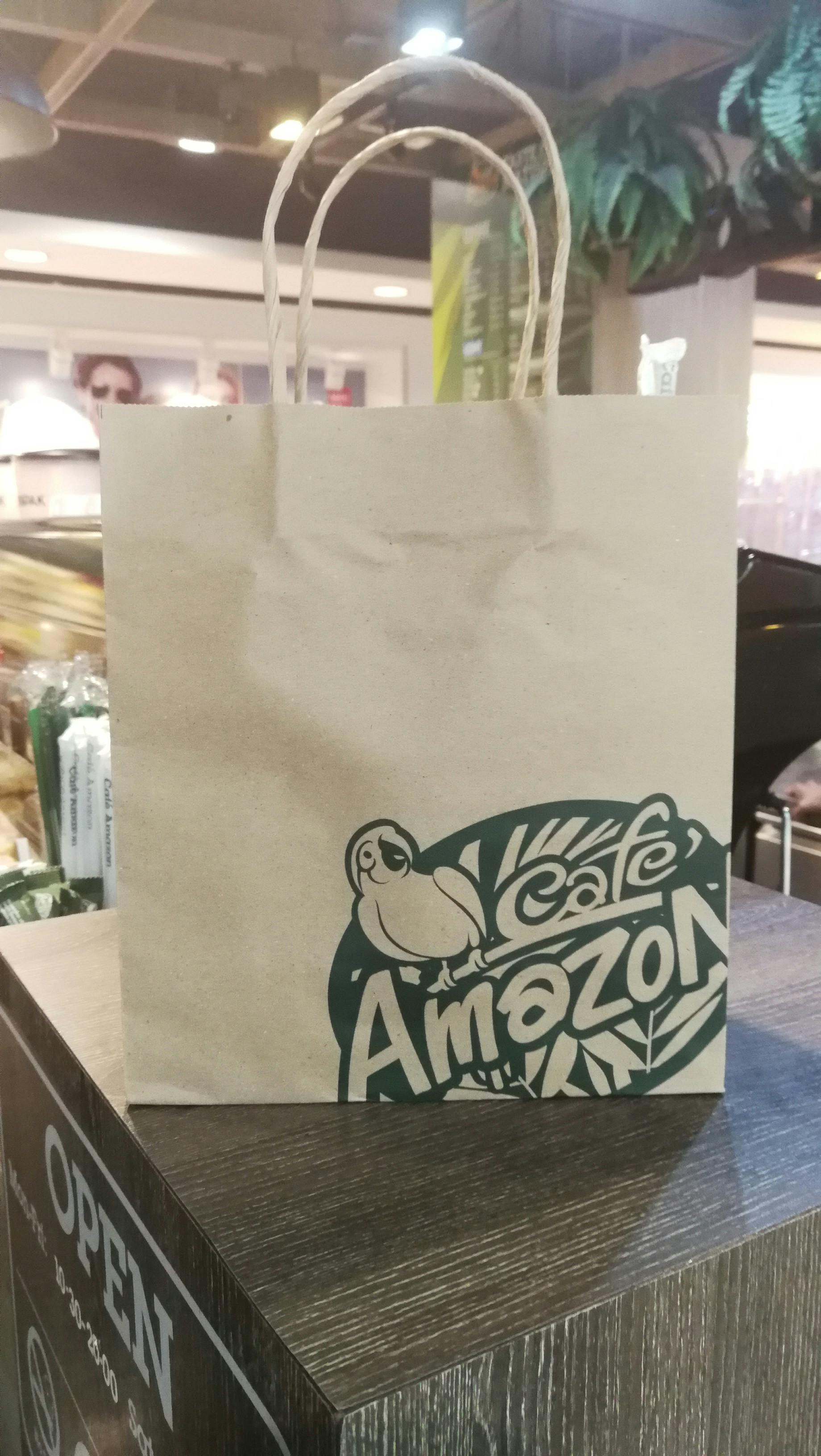 Person genießt Street Food auf einem Markt