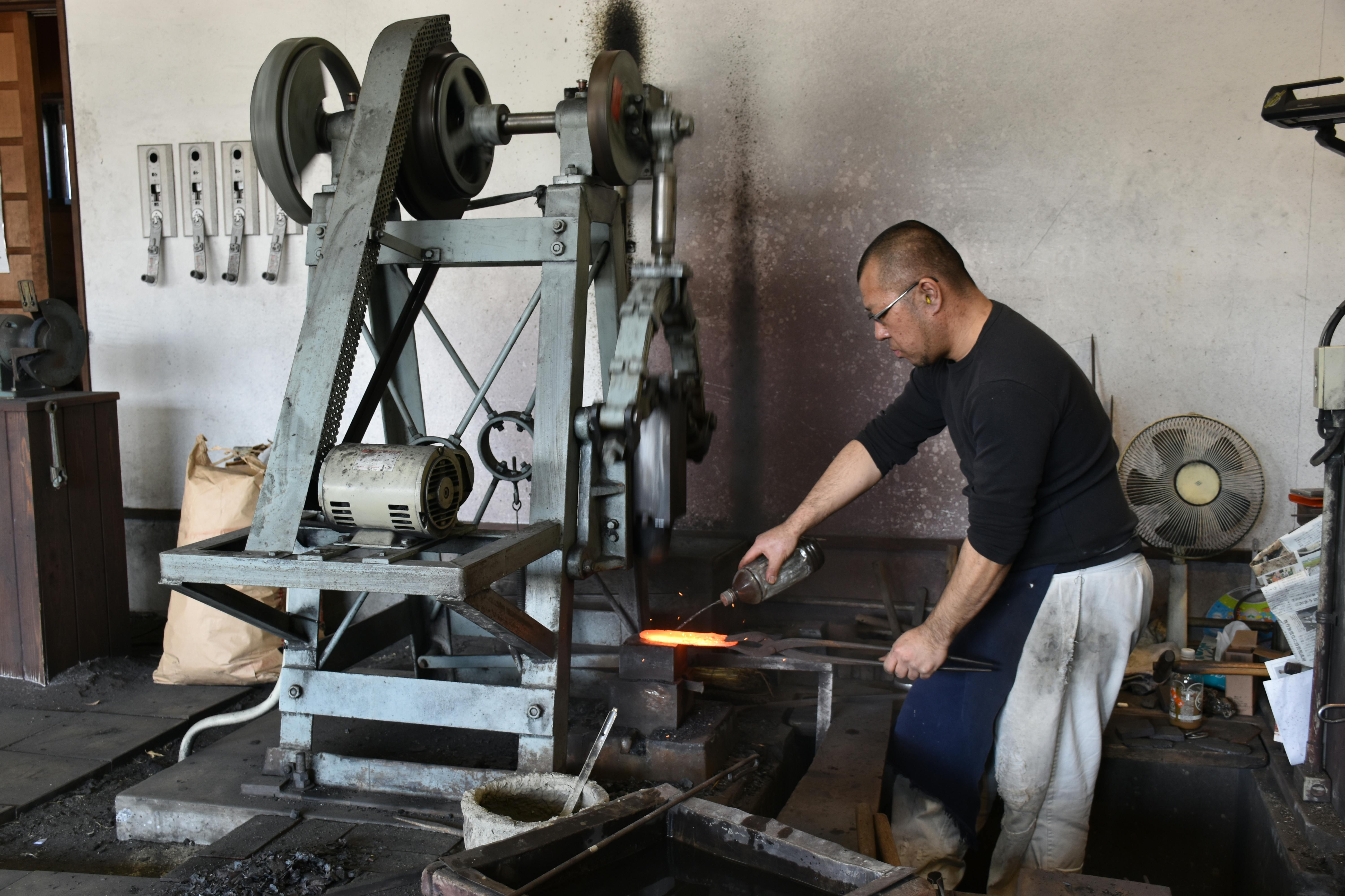 Analog crafts: From blacksmithing to needlepoint, young people are embracing ‘grandma hobbies’ — Photo by Viaggia e Scopri Tr