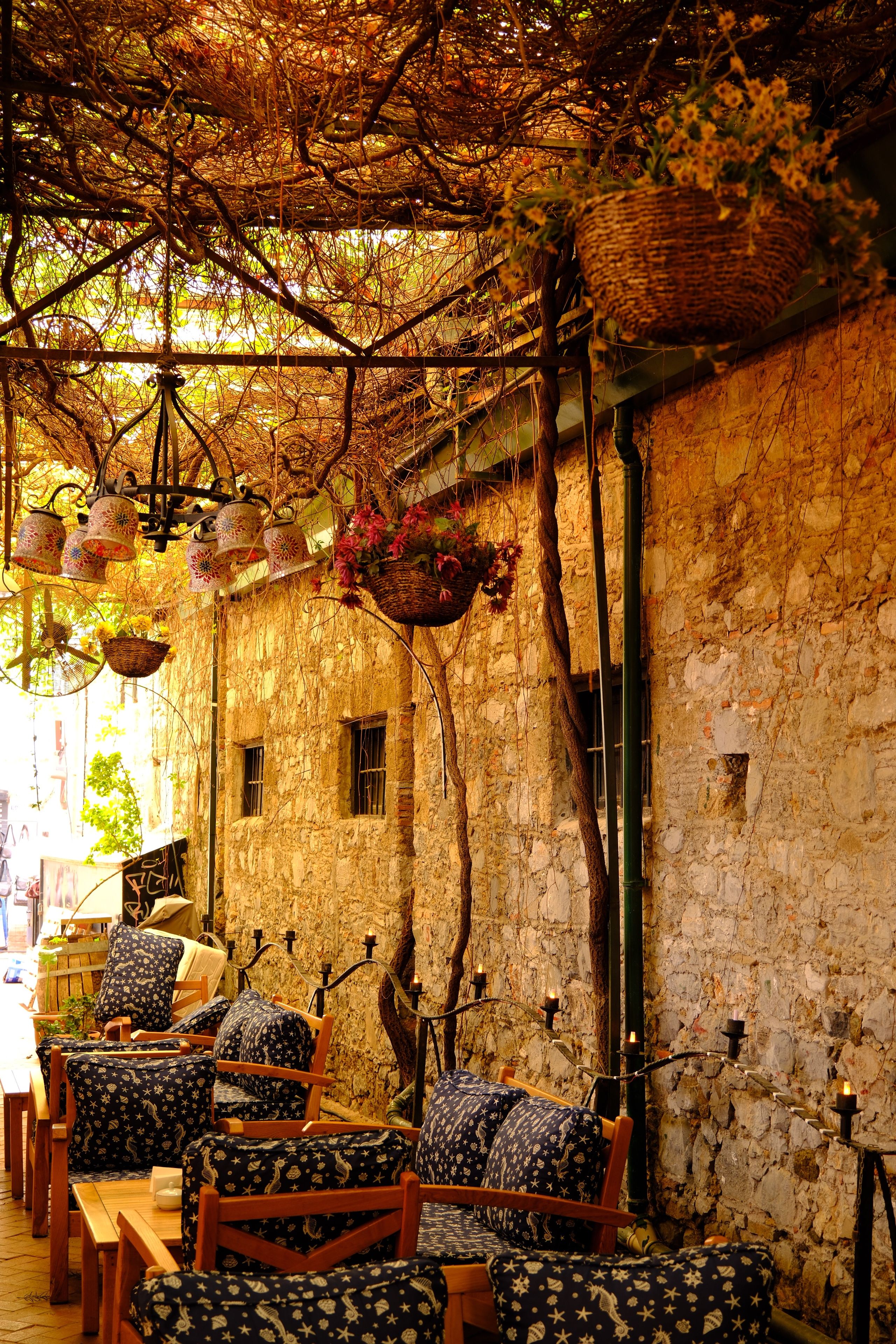 Charming Rustic Outdoor Cafe with Cozy Seating · Free Stock Photo