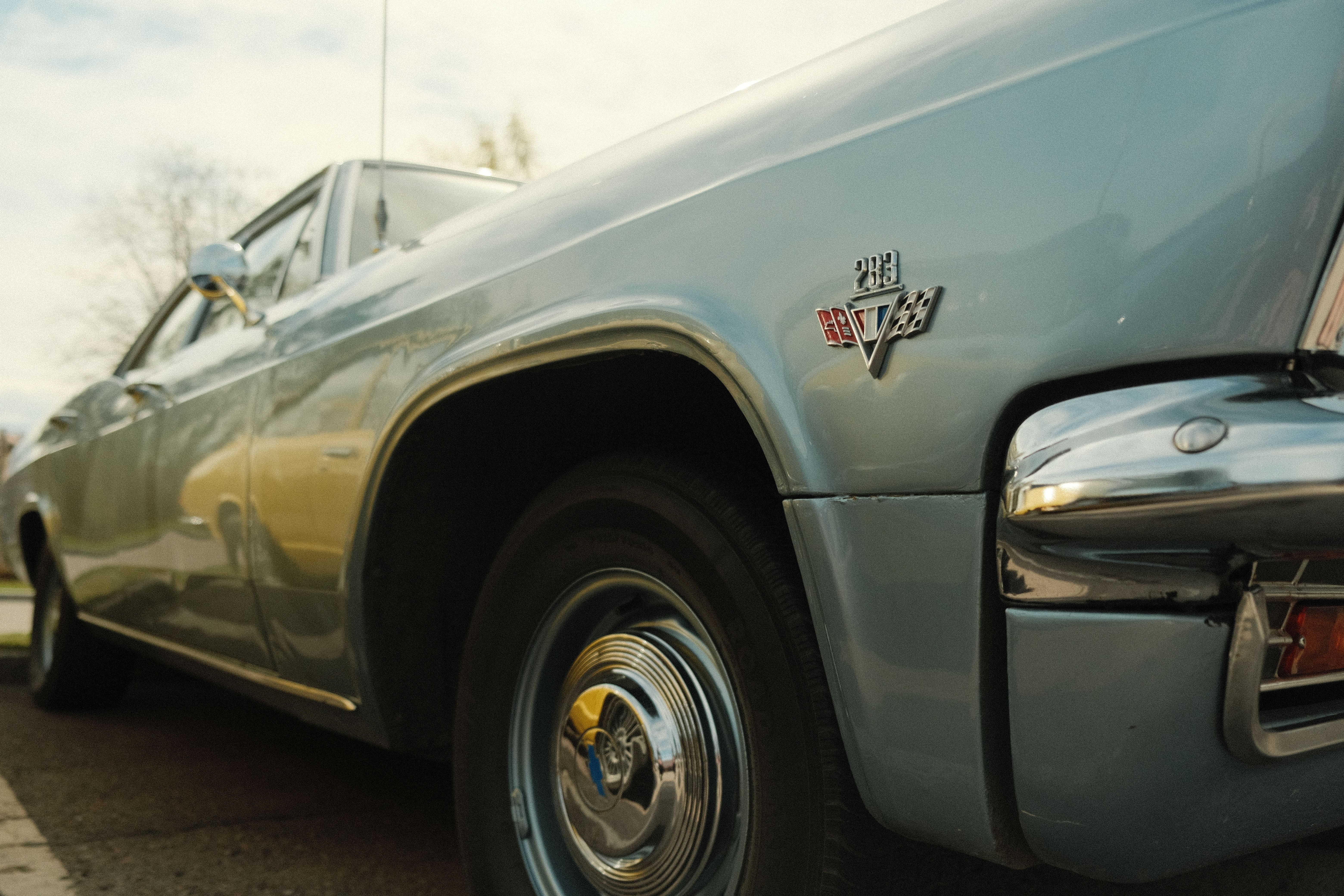 Vintage Blue Classic Car 283 Emblem Display · Free Stock Photo