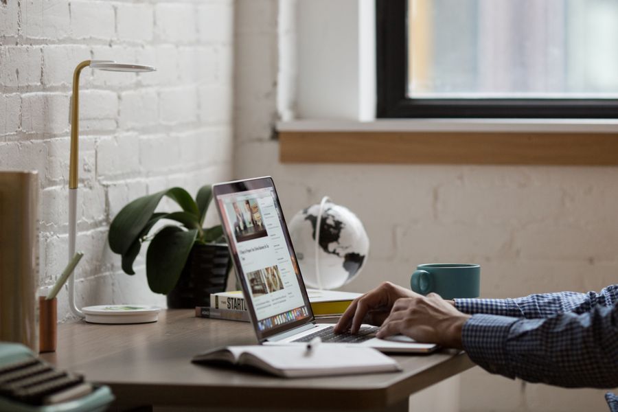 Profissional em uma mesa organizada durante uma consulta online
