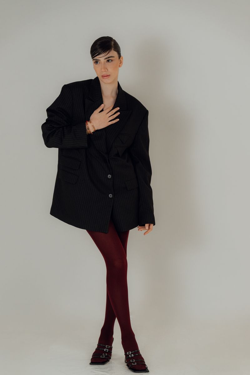 Mannequin en blazer noir oversize et collants bordeaux