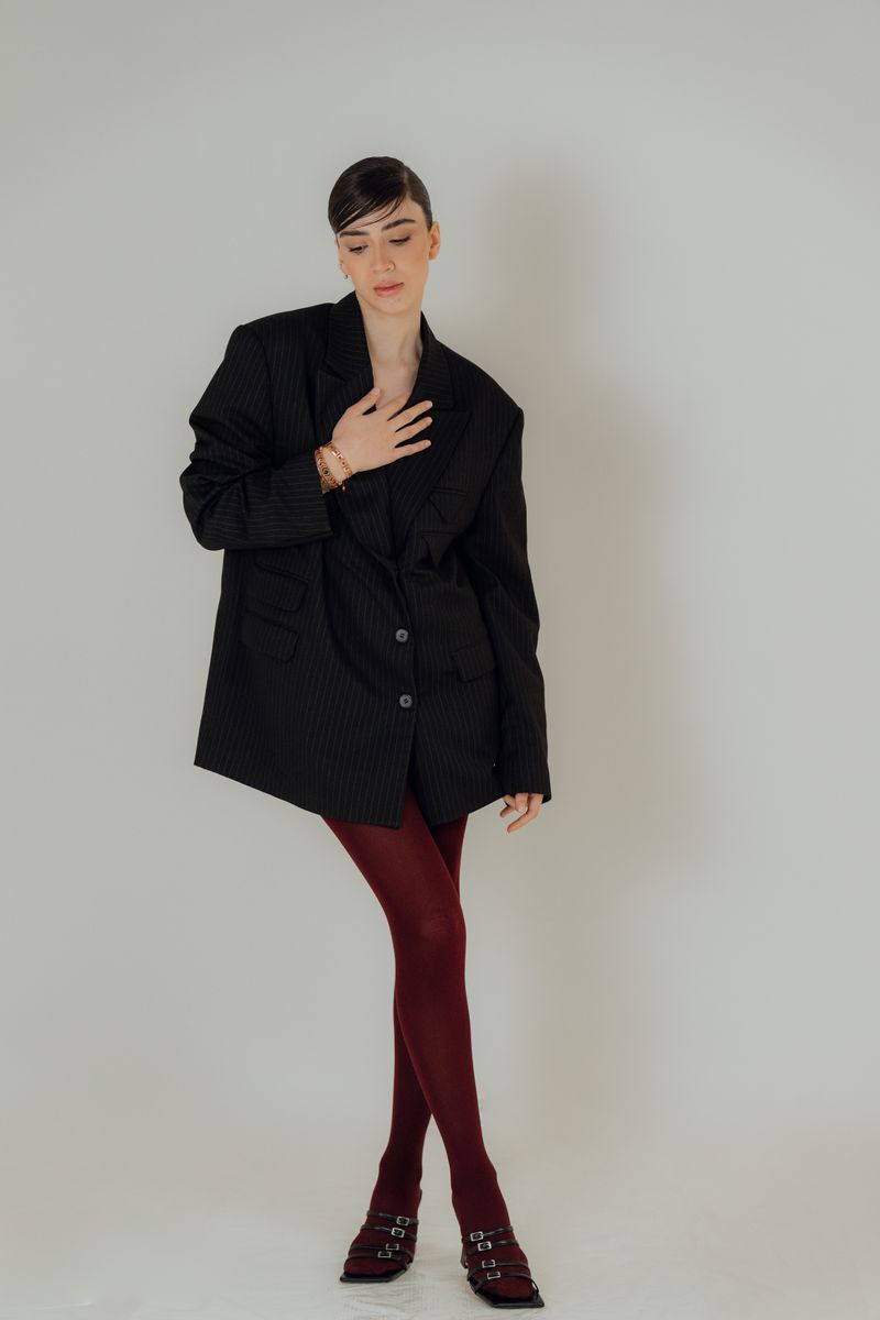 Blazer Greta noir, autre pose en studio