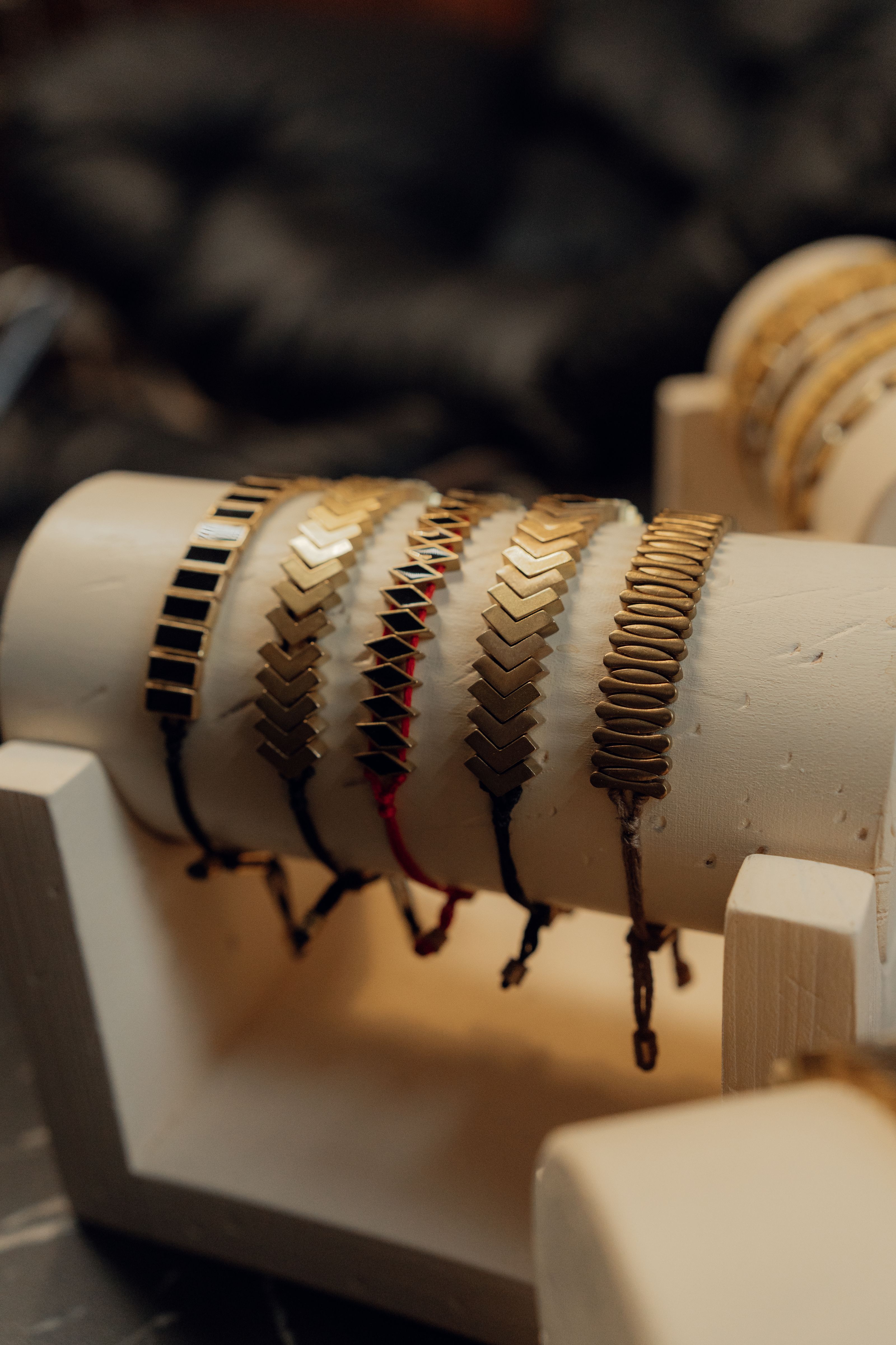 Pulseiras de ouro estilosas em um suporte, perfeitas para entusiastas da moda.