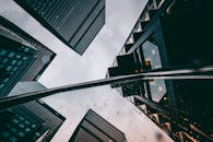 现代城市景观中，未来派摩天大楼的低角度动态视图