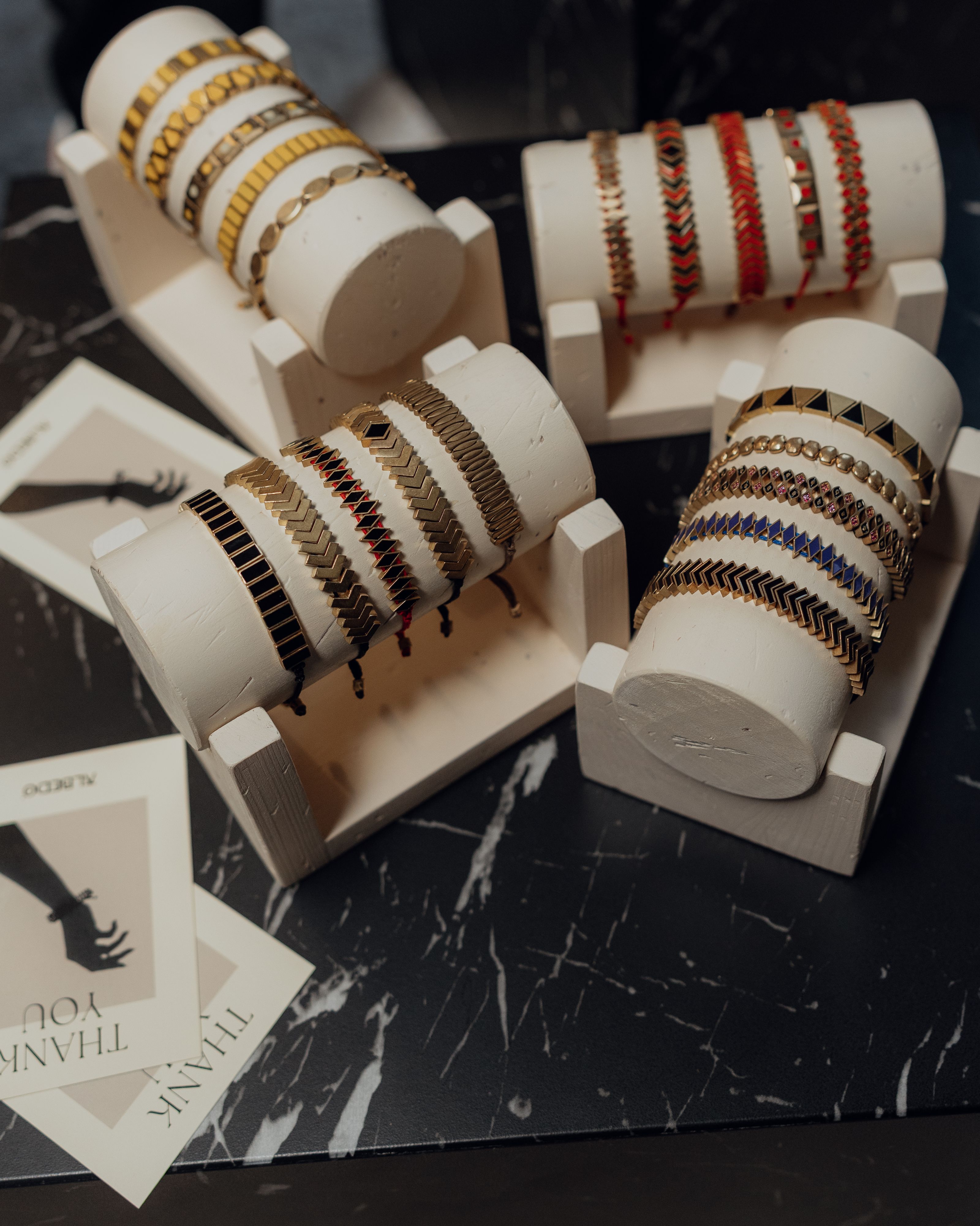 Exposição de pulseiras de ouro modernas em expositores, perfeitas para os entusiastas da moda.