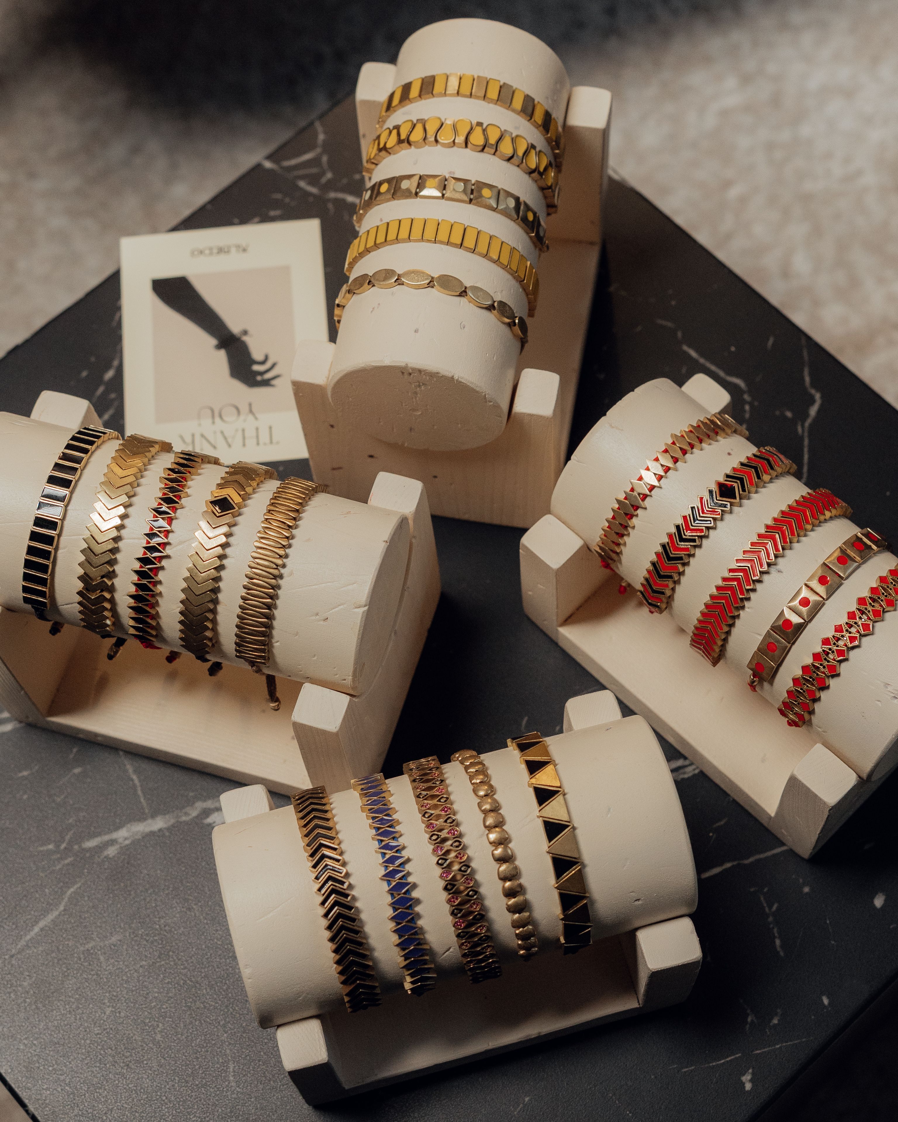 Vitrine com diversas pulseiras de metal em expositores, perfeita para os amantes da moda.