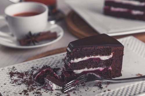 무료 흰색 세라믹 접시에 초콜릿 케이크 스톡 사진