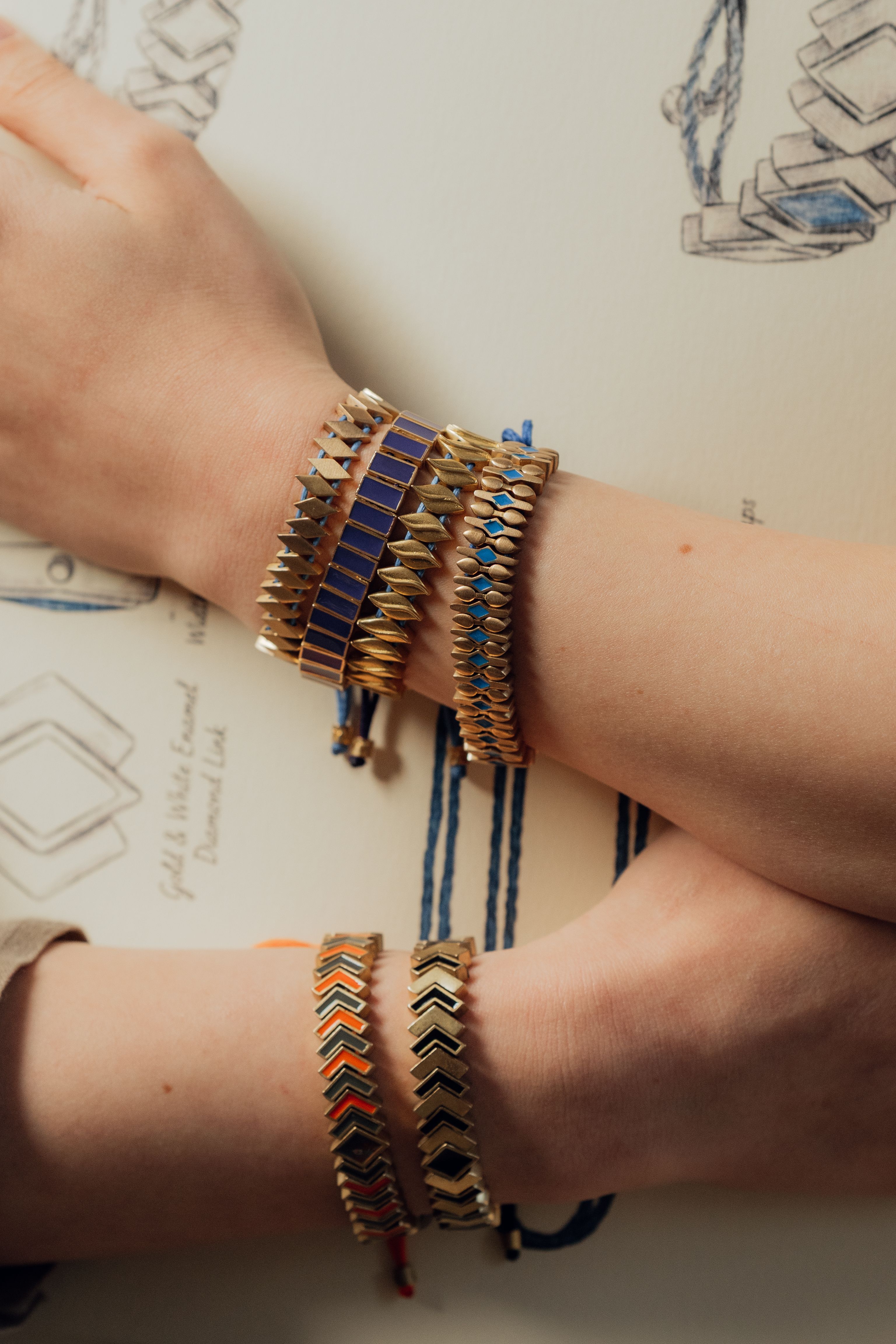 Pulseiras elegantes de contas exibidas nos pulsos, mostrando um design intrincado e cores vibrantes.