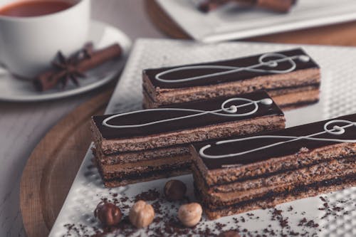 Bolo De Chocolate Em Prato De Cerâmica Branca