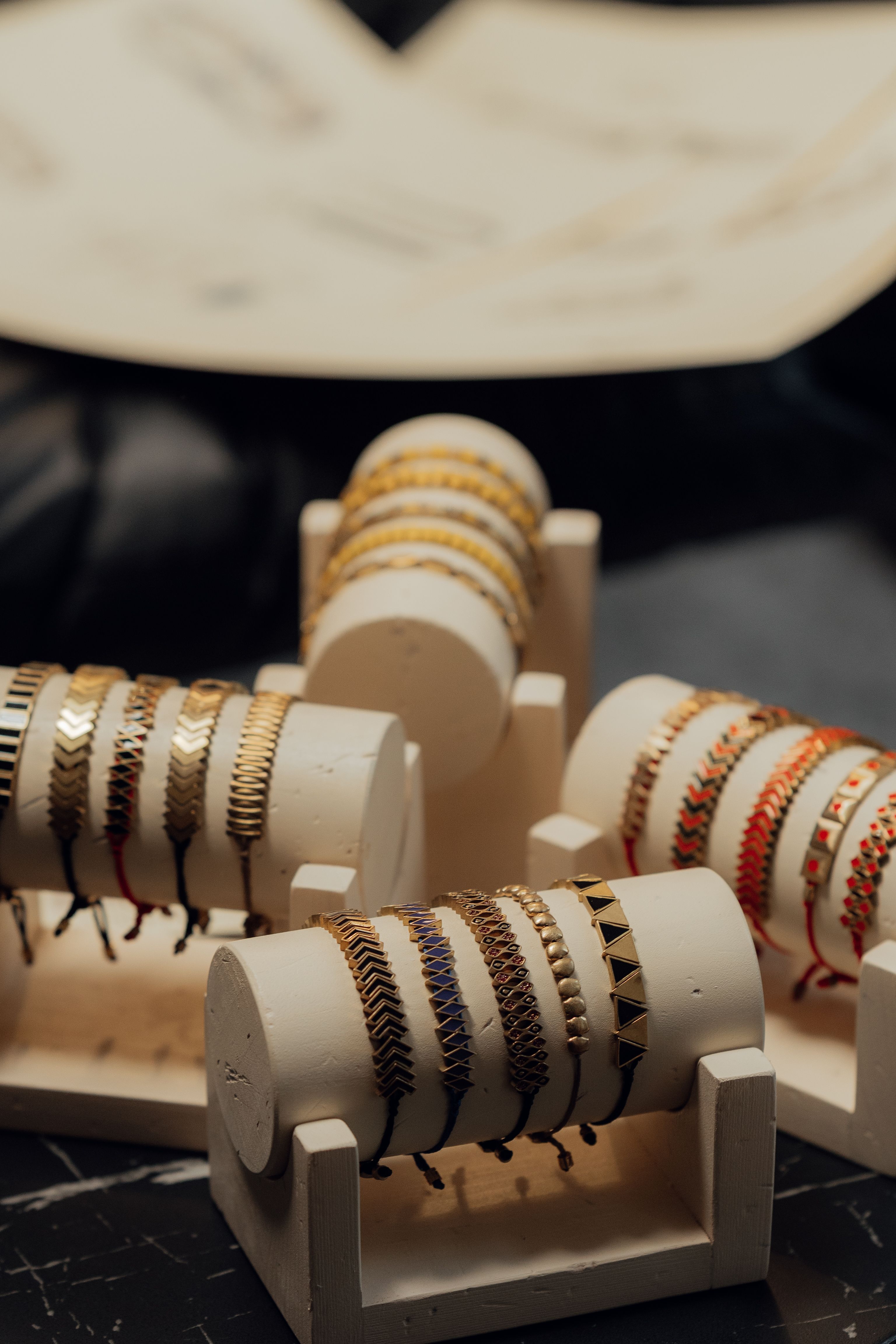 Collection de bracelets présentés ensemble.