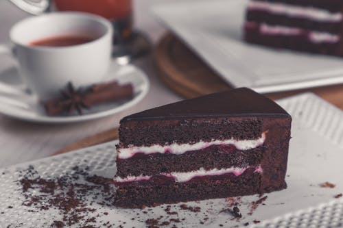 無料 白いセラミックプレート上のチョコレートケーキ 写真素材