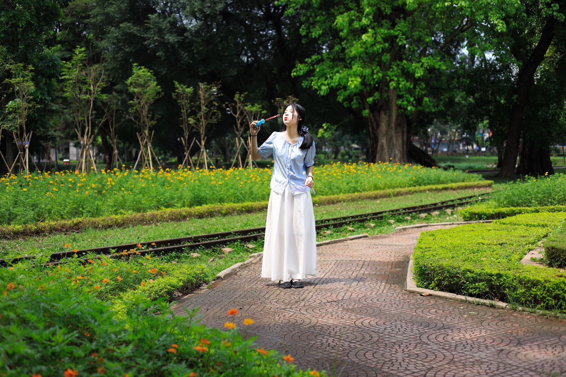 Woman recalling childhood day — Curiosidades