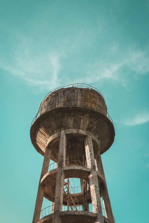 Free A historic water tower set against a clear sky in Battalgazi, Malatya, Türkiye. Stock Photo
