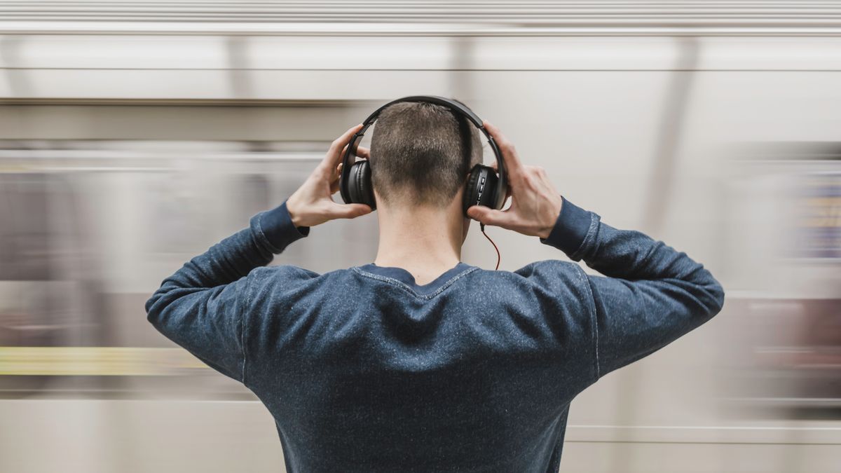 ヘッドホンで音楽を聴く様子(イメージ)