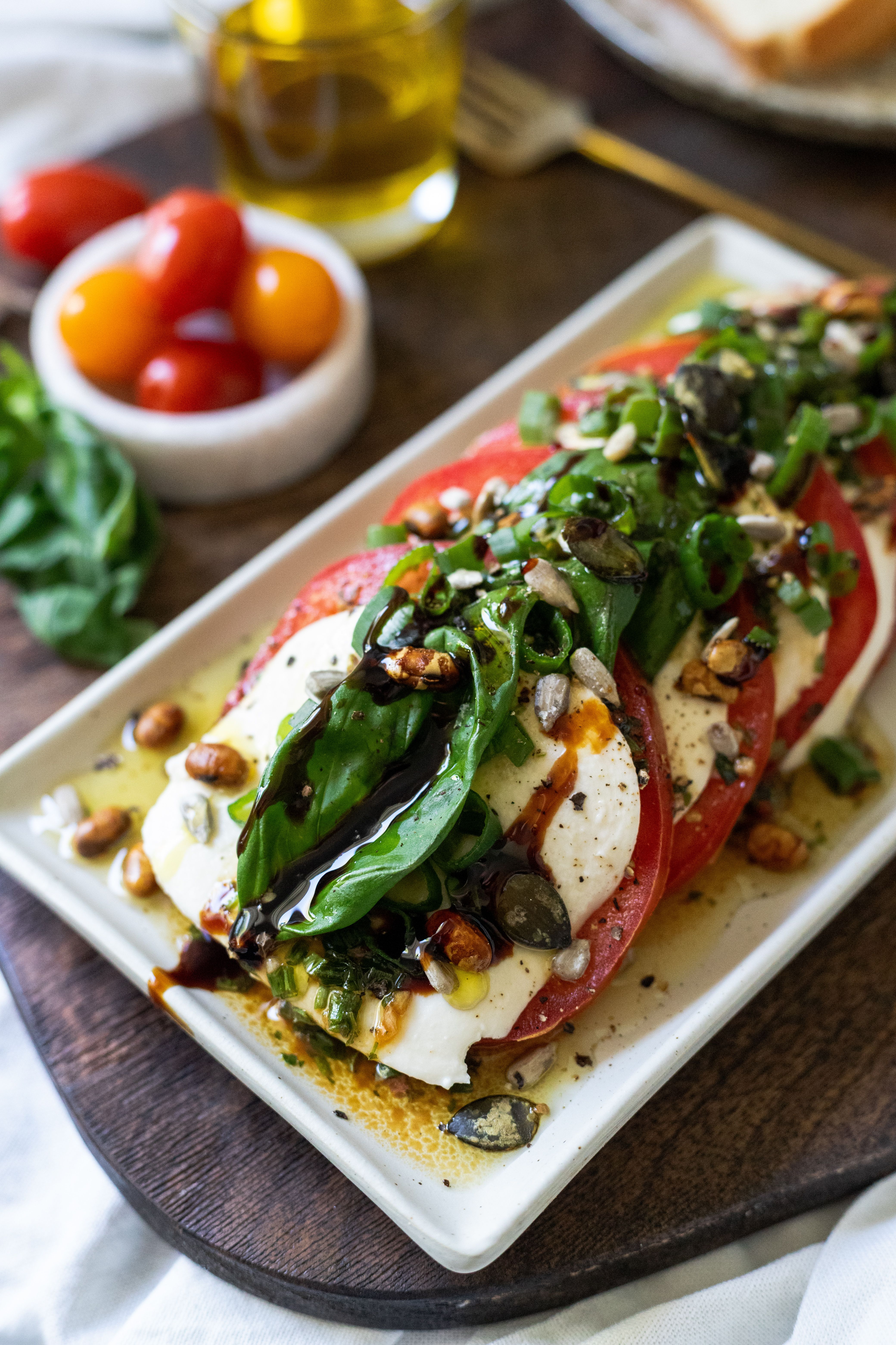 Salade caprese à la mozzarella, tomates et basilic