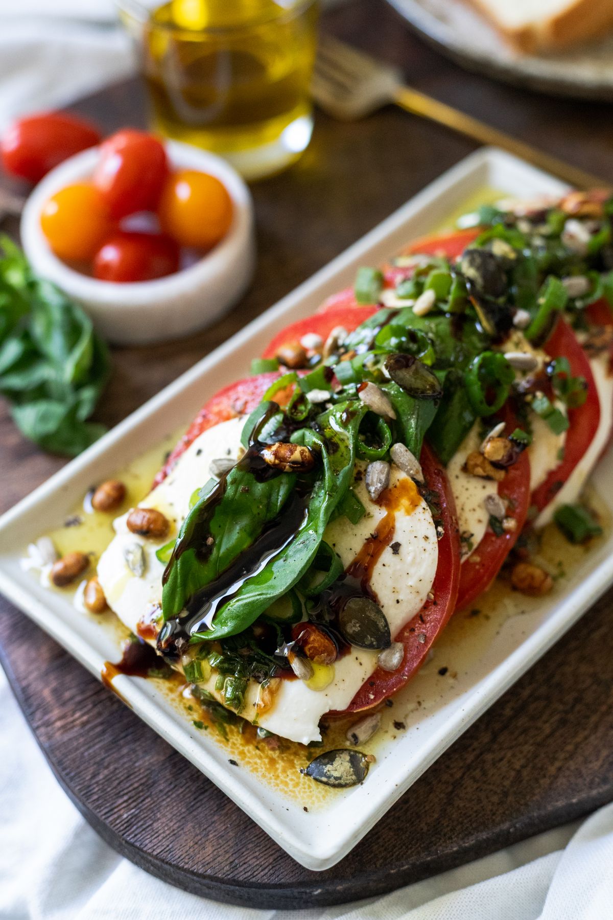 Salade caprese à la mozzarella, tomates et basilic