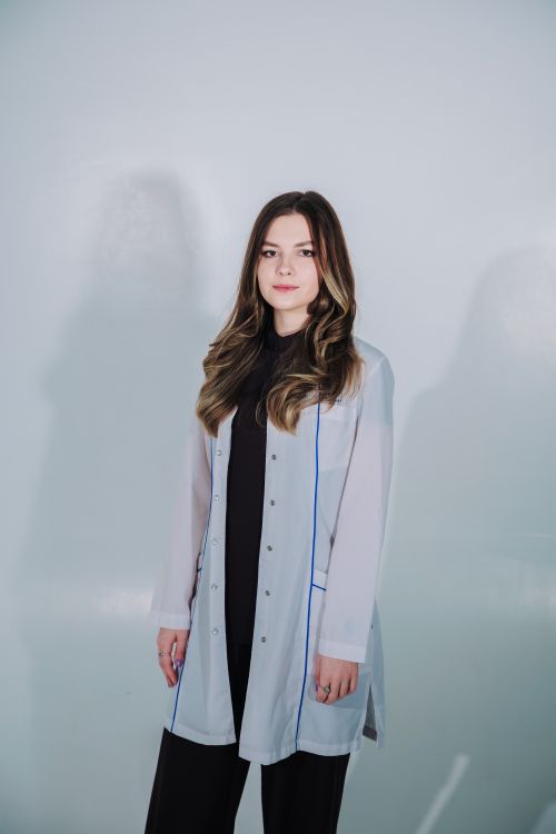 Free Elegant portrait of a young woman in casual, stylish clothing against a neutral background. Stock Photo