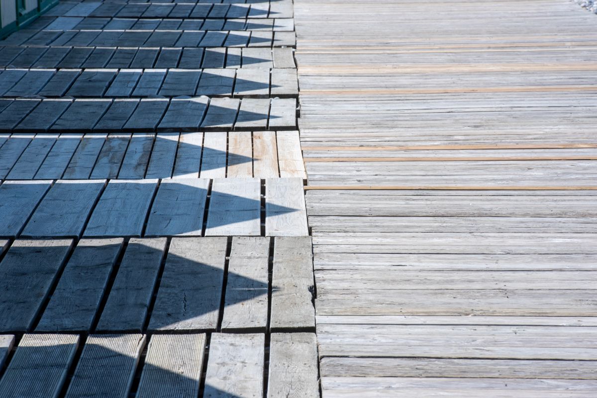 Dalles de terrasse en bois : nos conseils - Entretenir sa terrasse en dalles bois durablement