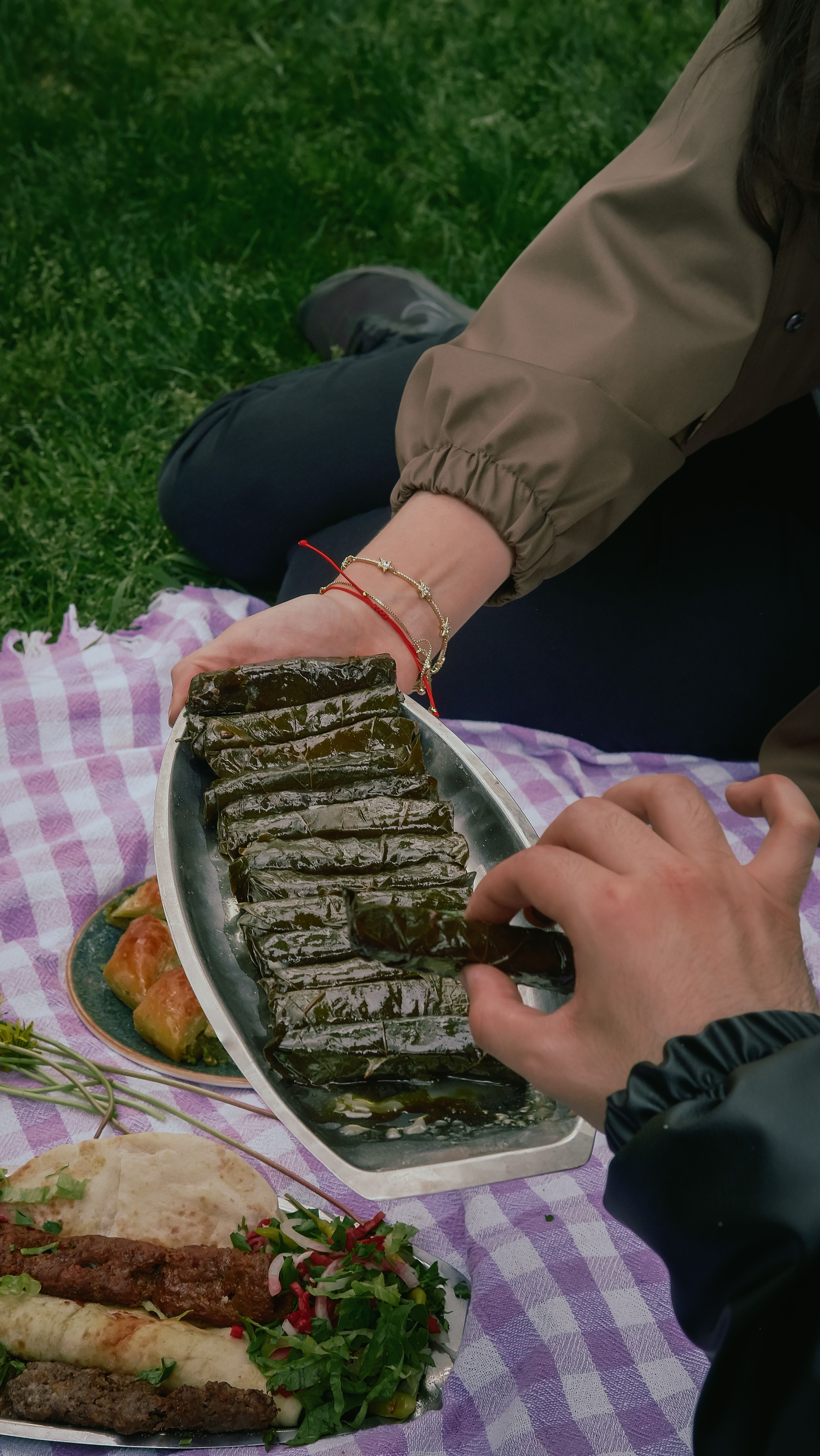 7 formas de hacer que una mesa de picnic luzca irresistible — mantén la escena ordenada sin volverla rígida