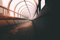 探索现代玻璃隧道的迷人建筑，感受其独特的照明和视角