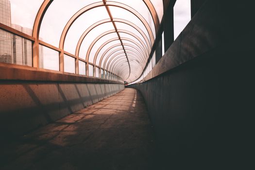 探索现代玻璃隧道的迷人建筑，感受其独特的照明和视角
