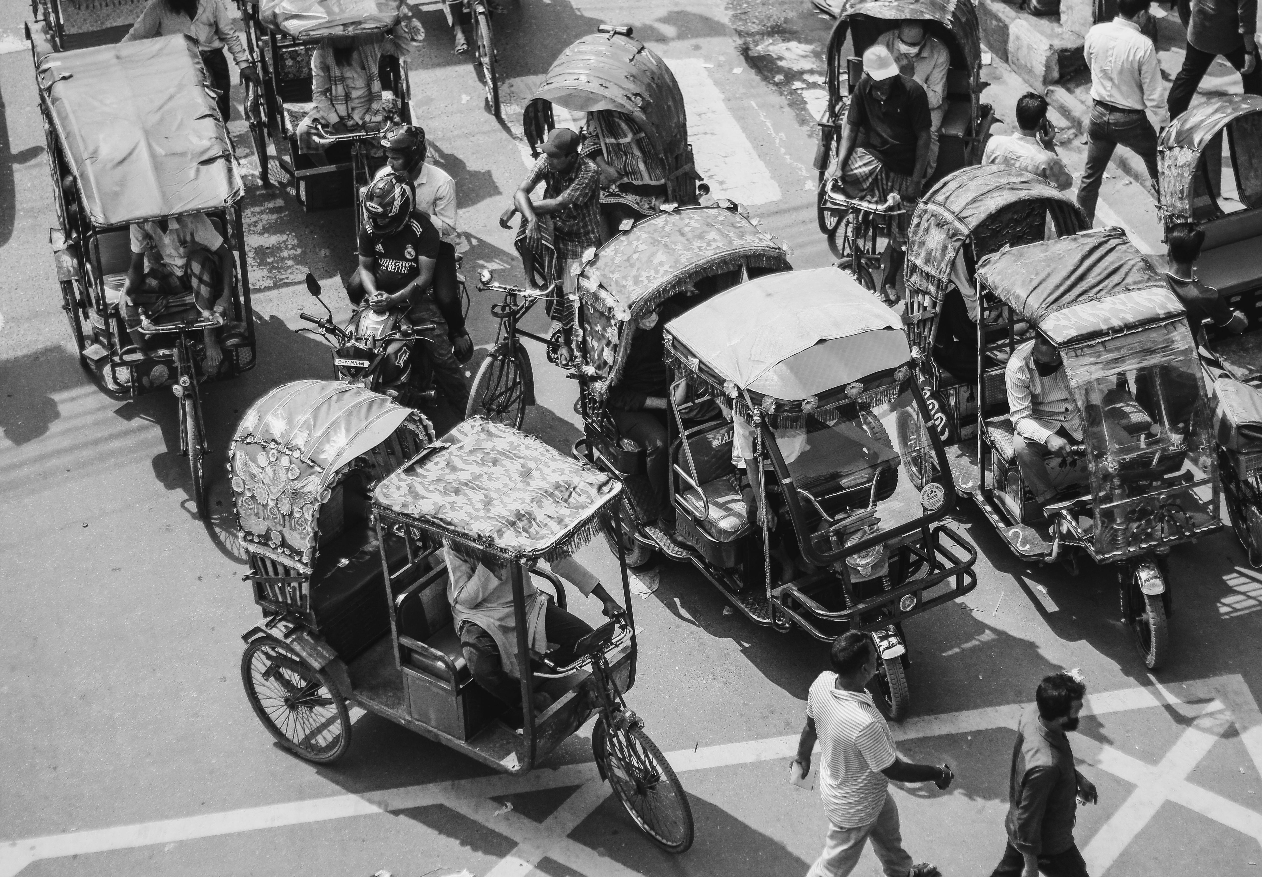 Emerging transport modes and mobility hubs: a review of their impacts on CO2 emissions — Photo by Tanha Tamanna  Syed on Pexe