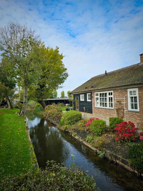 Free Charming canal and traditional house in Giethoorn, showcasing idyllic Dutch village life. Stock Photo