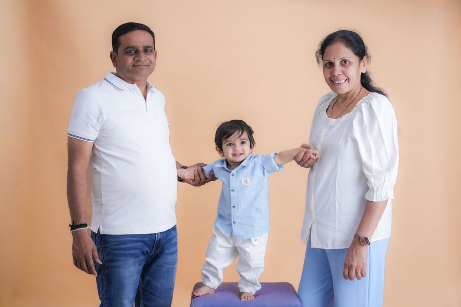 Family portrait with grandparents and grandchild — Photo Pixel Park Studio
