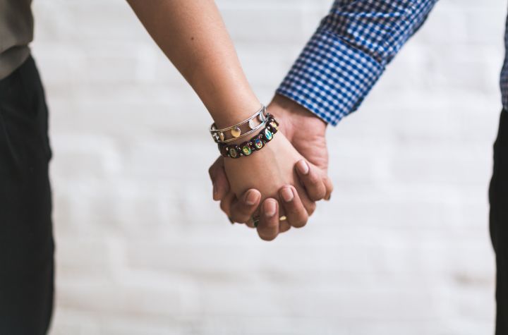 Latin Dating Site: Online Safety Considerations 1 couple enjoying a first date at a restaurant