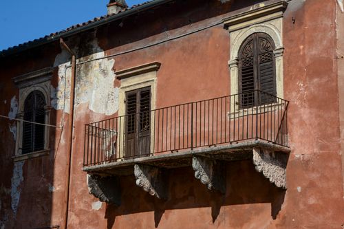 Free Charming rustic balcony on a historic building facade in Verona, Italy, with vintage architectural elements. Stock Photo