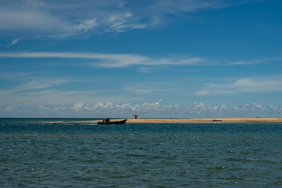 Scène paisible d'un bateau sur la lagune de Batticaloa sous un ciel bleu clair, Province de l'Est.