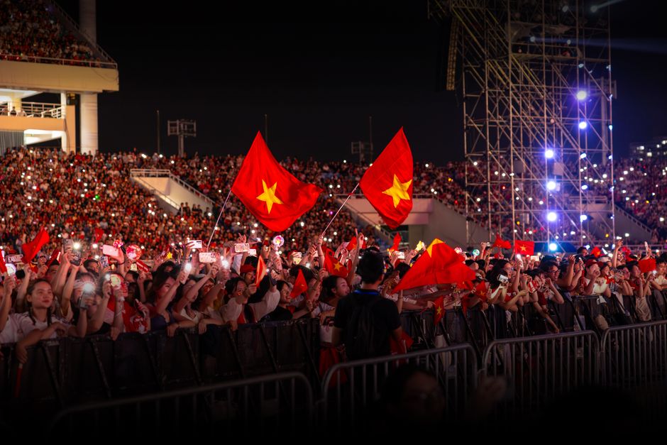 stadium concert crowd lightsticks