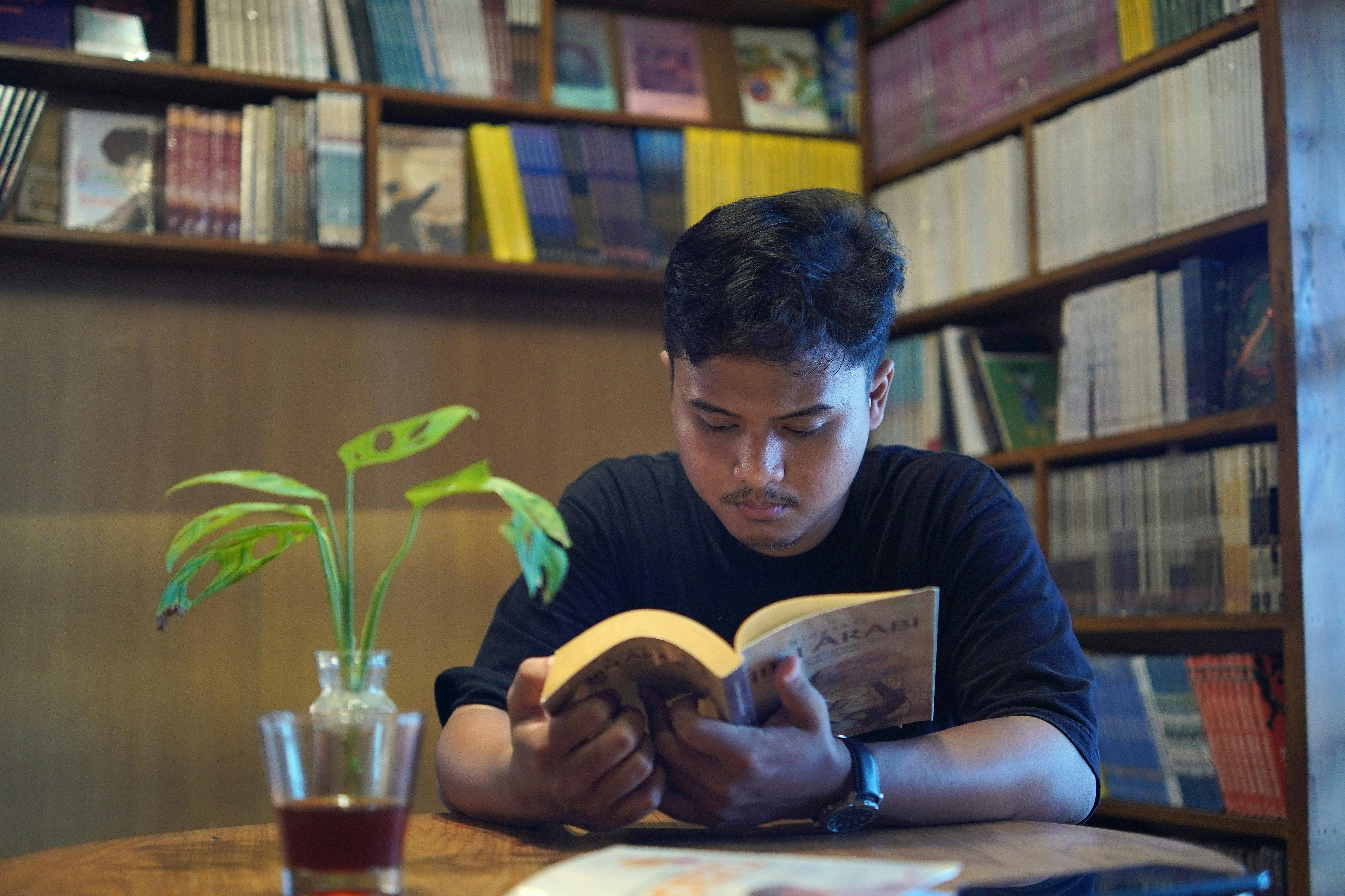 Personal Growth Books That Will Bring Positive Energy for 2026, According to Readers — Photo by Yazid N on Pexels