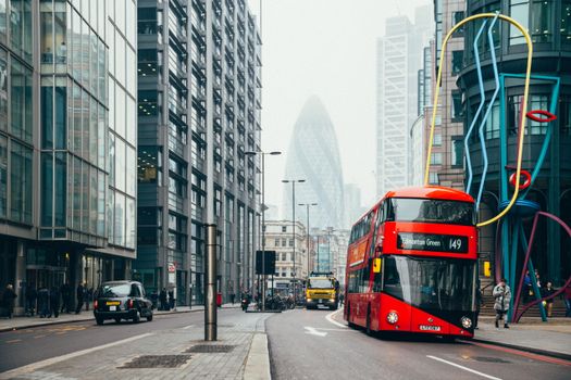 Bus rouges à deux étages dans une rue de Londres