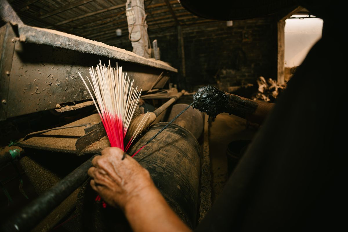 Hand-rolling incense