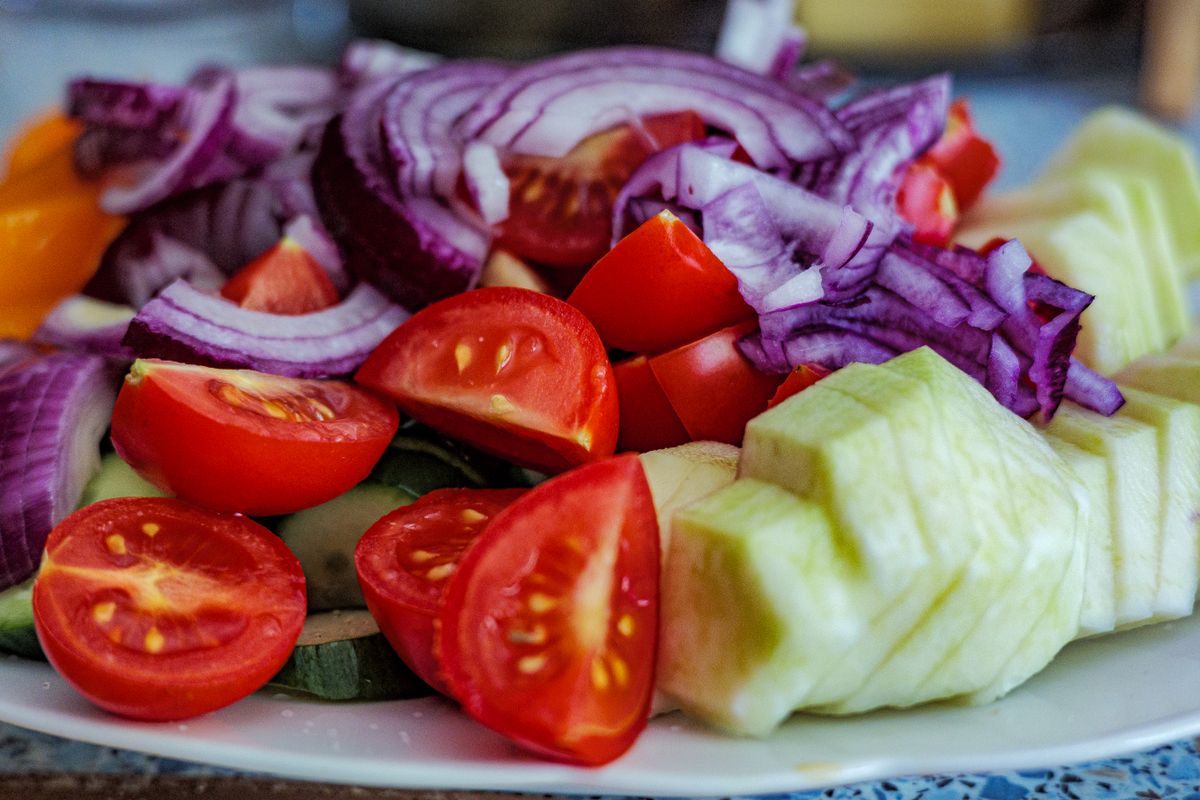 Salada colorida de vegetais frescos em um prato