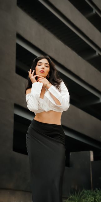 Hoje amarrei a camisa branca na cintura e deixei a saia de cetim fazer o resto. Simples, mas do meu jeito.
#lookdodia #white #shirt #skirt