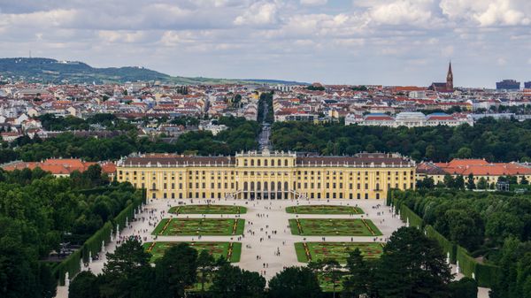Vedere aeriană asupra Palatului Schönbrunn și grădinilor sale geometrice