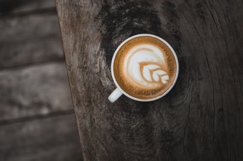 Fotobanka s bezplatnými fotkami na tému cappuccino, drevené pozadie, káva