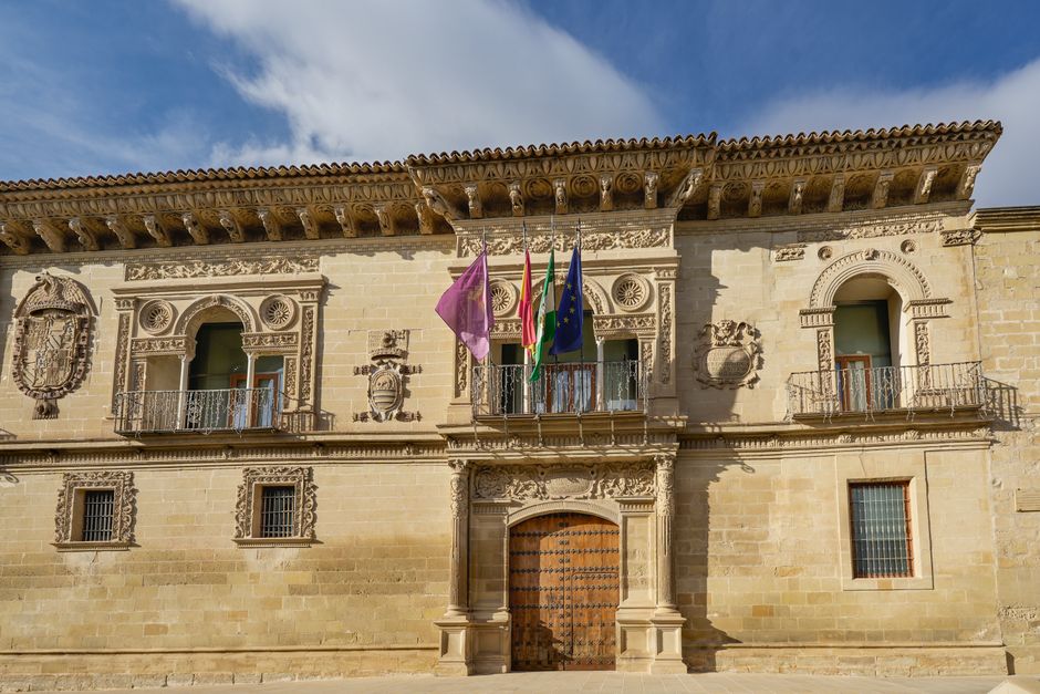 Impresionante vista del Palacio de Jabalquinto en Baeza, que muestra una arquitectura renacentista notable.