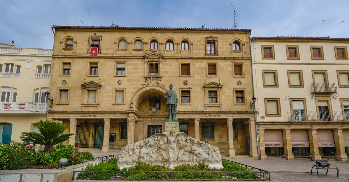 Vista panorámica de la plaza histórica con una estatua en Úbeda, Andalucía.