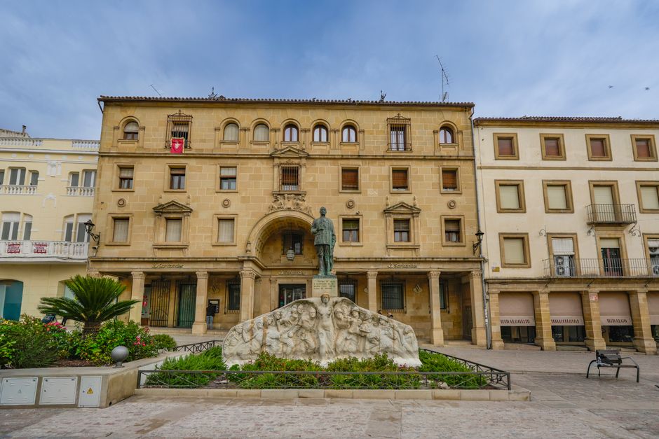 Vista panorámica de la plaza histórica con una estatua en Úbeda, Andalucía.