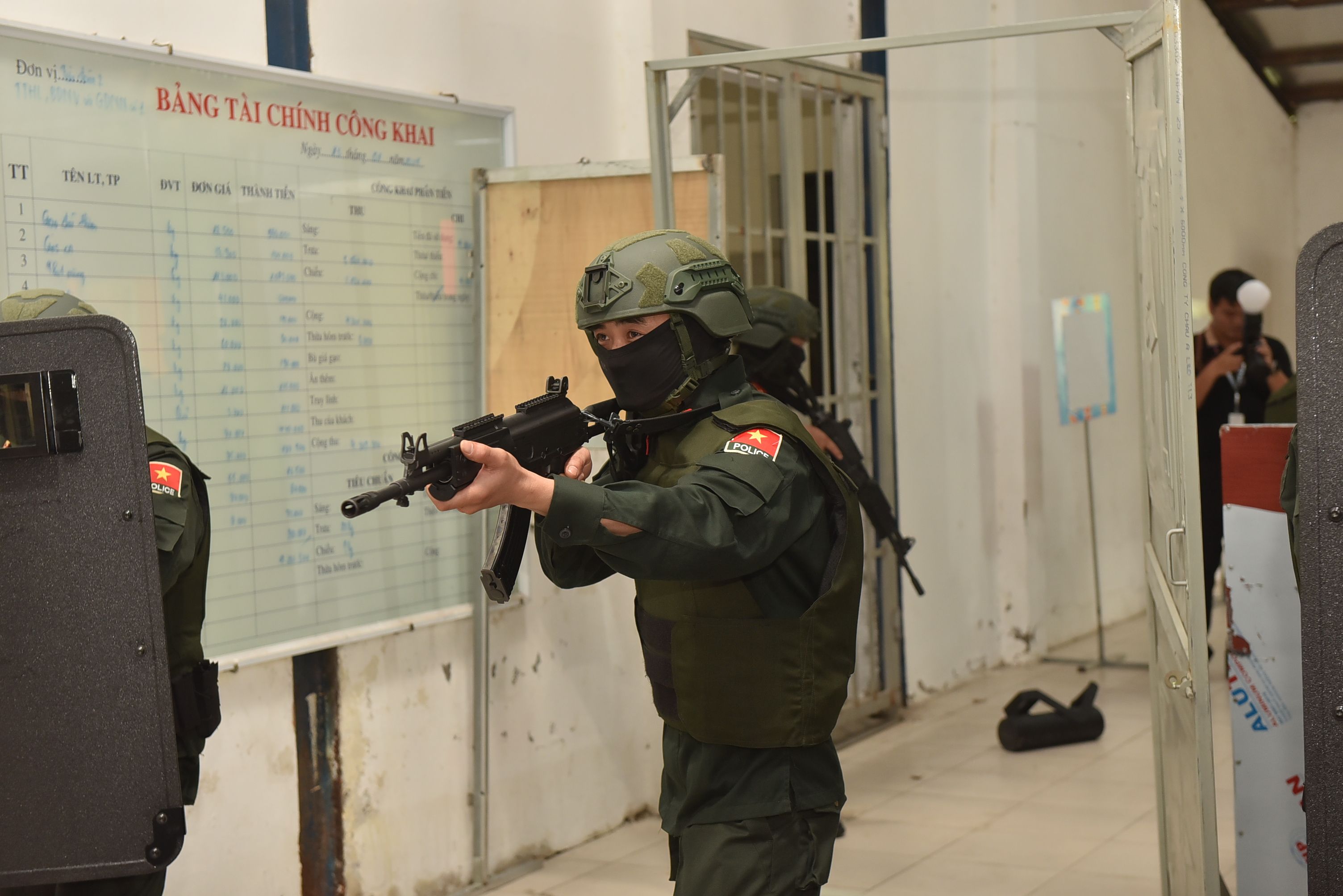 Military Training Exercise with Armed Personnel · Free Stock Photo