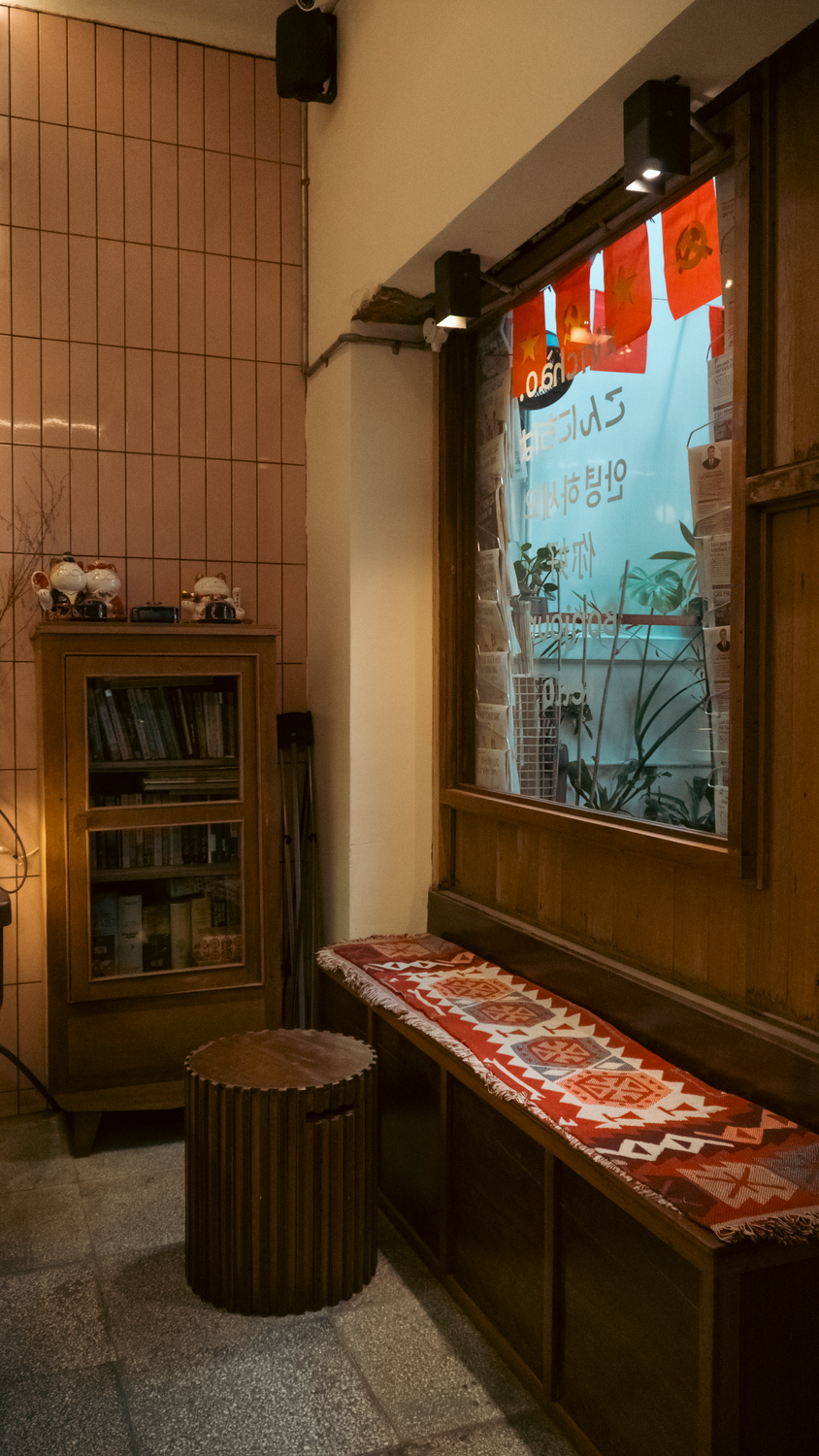 Cozy Vintage Cafe Interior with Warm Lighting · Free Stock Photo