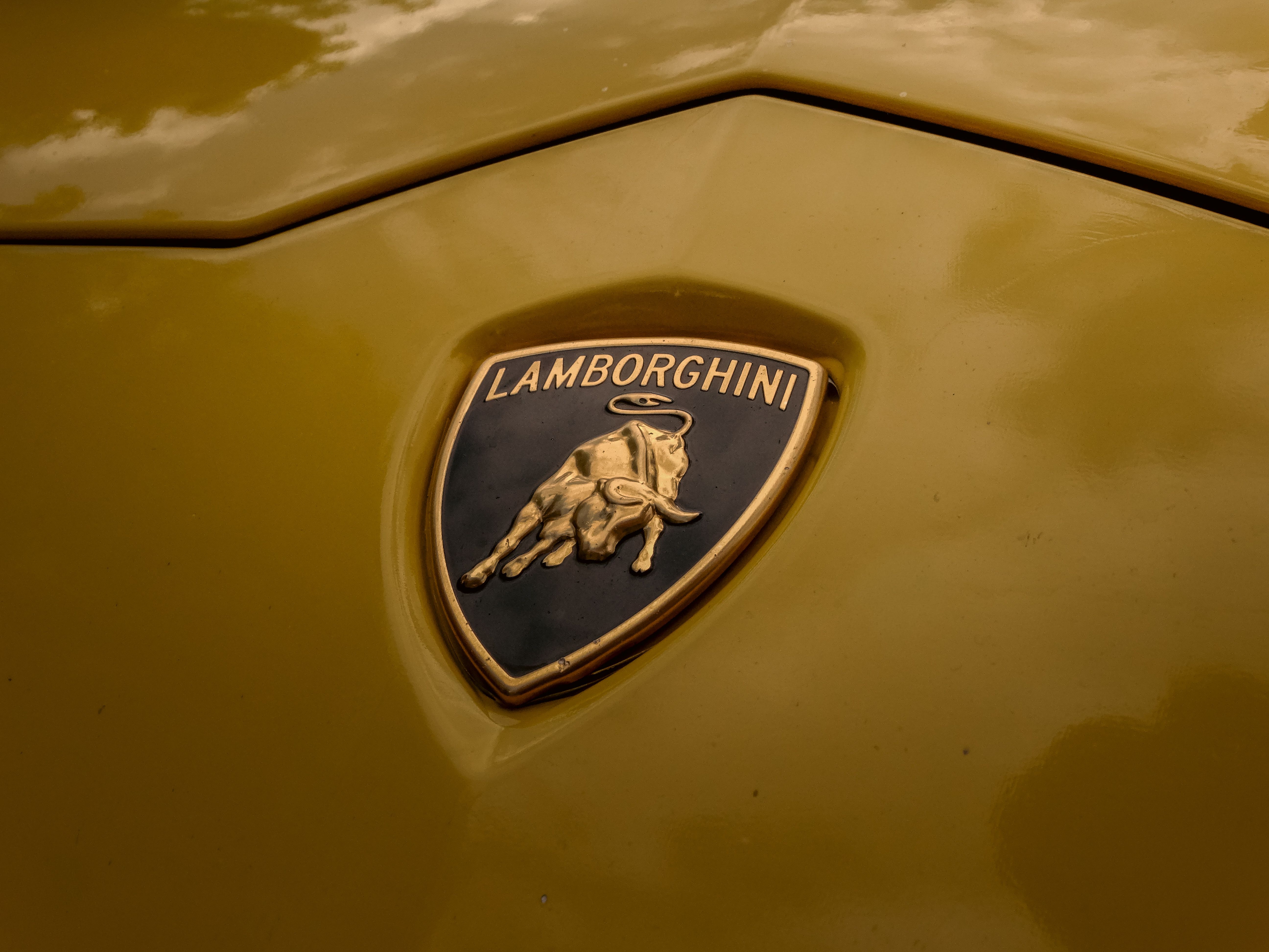 Spot Gold Rebounds Amid Luxury Car Market Challenges
